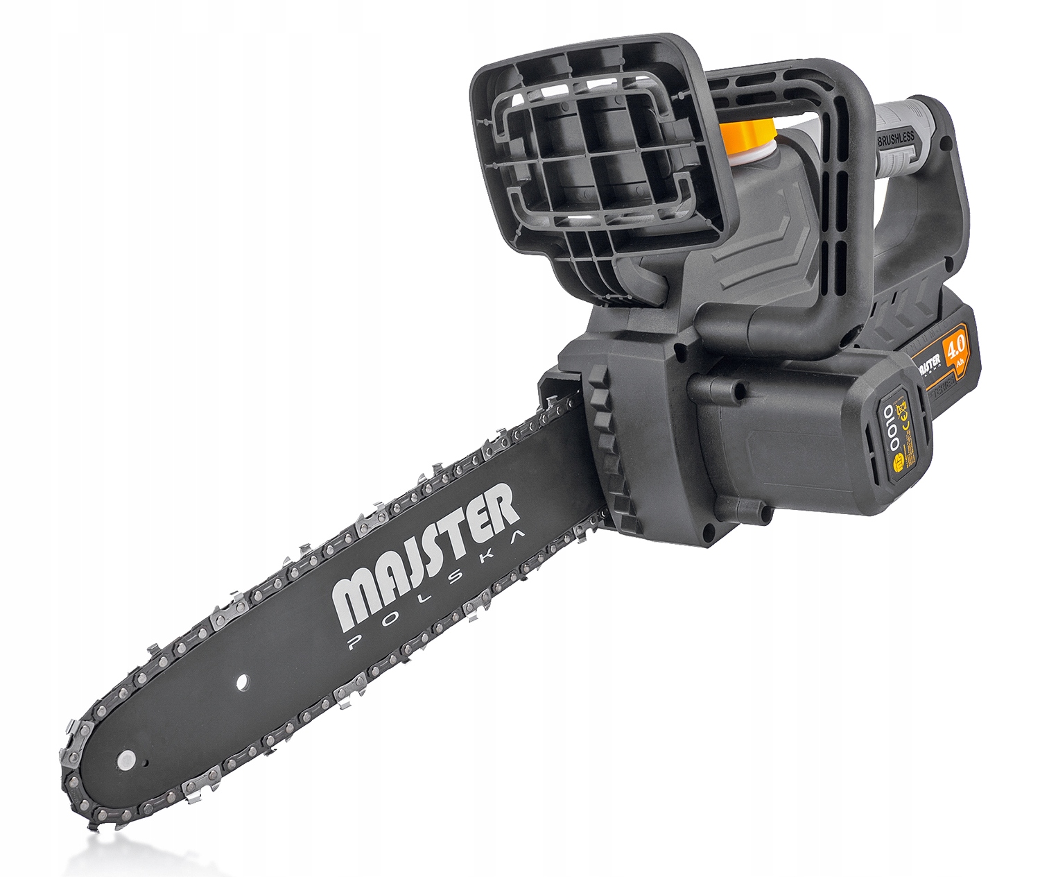 Bezszczotkowa piła łańcuchowa akumulatorowa marki Majster Polska, dominują kolory czarny i szary, z pomarańczowymi akcentami (np. na korku zbiornika oleju, przycisku zwalniającym akumulator, pokrętle regulacji łańcucha) - ujęcie nr 6